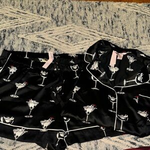 Victoria’s Secret Black Christmas Penguin Santa 🎅 🐧 Martini Print Pajamas satin